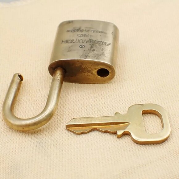 LOUIS VUITTON LV 10 Set Padlock Key Bag Charm Cadena Gold Plated France - Picture 11 of 16